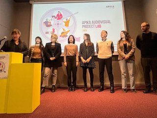 Apika Lab anochece